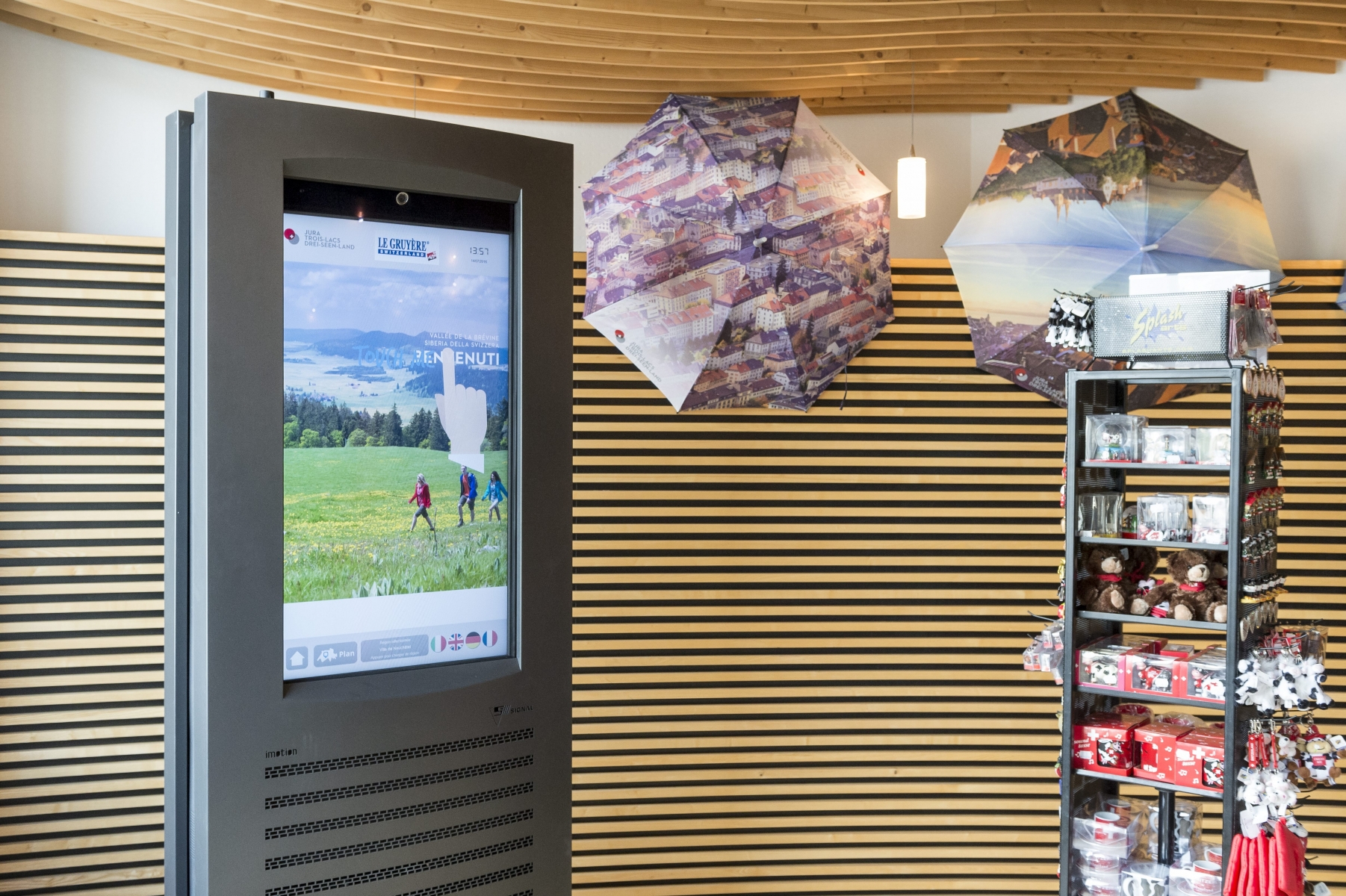 La borne touristique interactive destinée au Landeron se trouve en dépôt a l'office de Tourisme neuchatelois.
