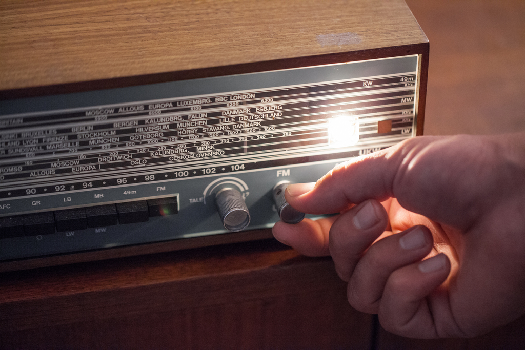 Les Romands passent en moyenne plus de 100 minutes par jour à écouter la radio.