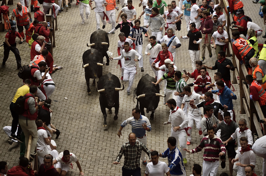 Des centaines de milliers de visiteurs affluent à Pampelune pour ces festivités traditionnelles en l'honneur de Saint Firmin, patron de la région de Navarre, qui remontent au Moyen Âge.