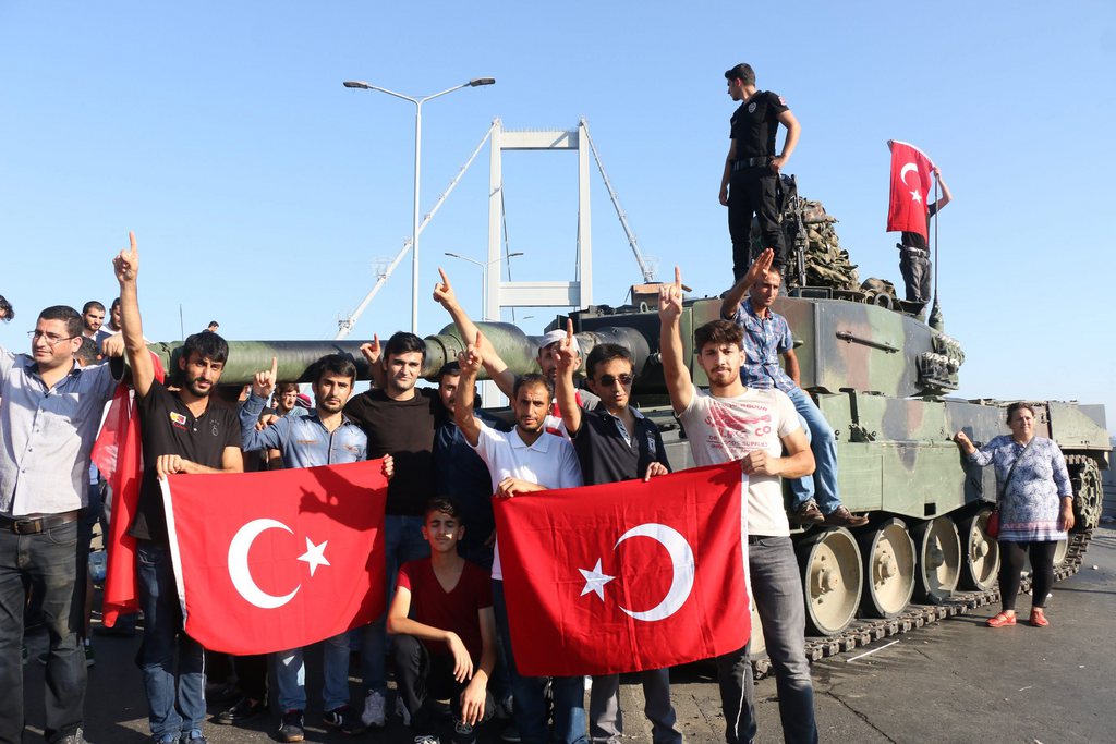 Le président Recep Tayyip Erdogan exhortait la foule à rester dans les rues pour faire face à une éventuelle "nouvelle flambée".