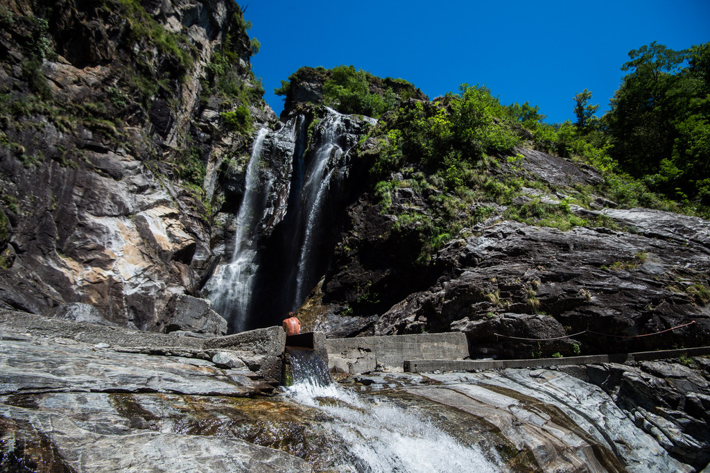 Après deux jours de canicule, la Suisse connaît un gros rafraîchissement, parfois violent, en cette fin de journée. L'alerte porte jusqu'à samedi minuit.