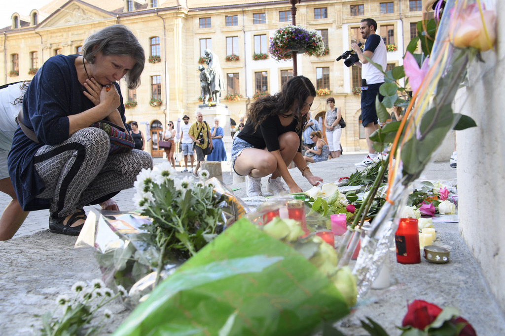 People gathered to pay tribute to the two Swiss victims of the truck attack on Bastille Day in Nice, France, in Yverdon-les-Bains, Switzerland, Monday, July 18, 2016. A third resident of Switzerland has died from her injuries sustained in last Thursday's attack in the southern French coastal city of Nice. The 31-year-old Brazilian woman, who held a residence permit to live in the Swiss town of Yverdon, was the mother of a six-year-old Swiss girl confirmed dead on Friday. (KEYSTONE/Laurent Gillieron)