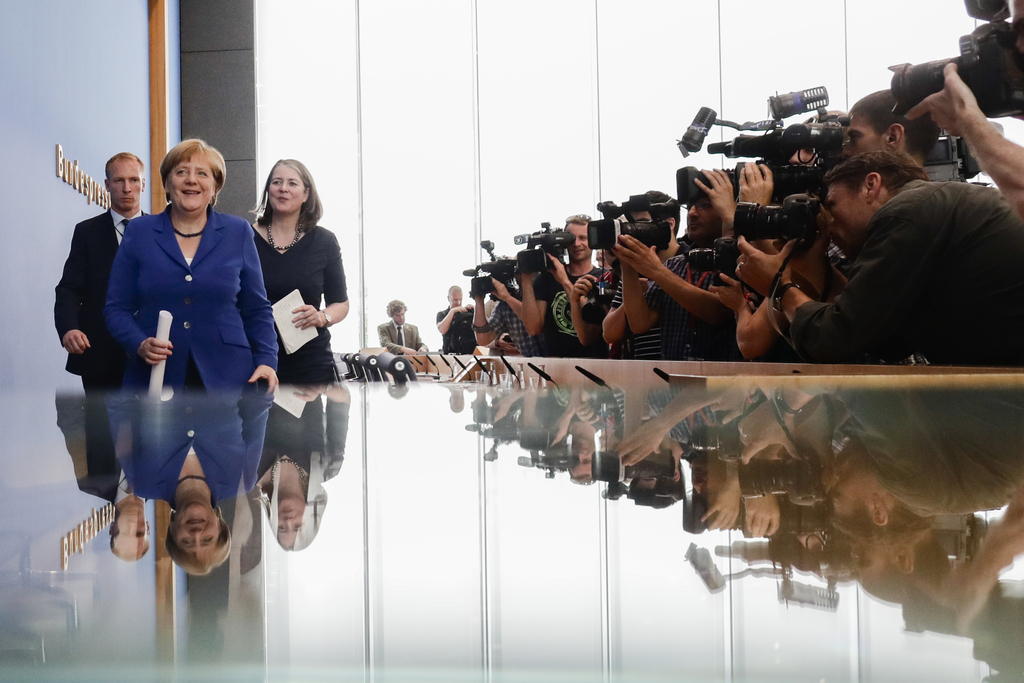 Angela Merkel, ici lors de la conférence de presse qui a suivi les attentats, est sous pression.