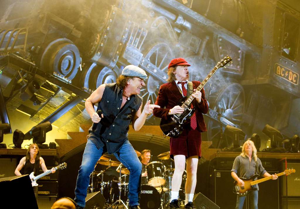 Après le départ forcé de son chanteur Brian Johnson (à gauche, aux côtés d'Angus Young), le groupe AC/DC perd aujourd'hui son bassiste Cliff Williams (à l'arrière-plan).