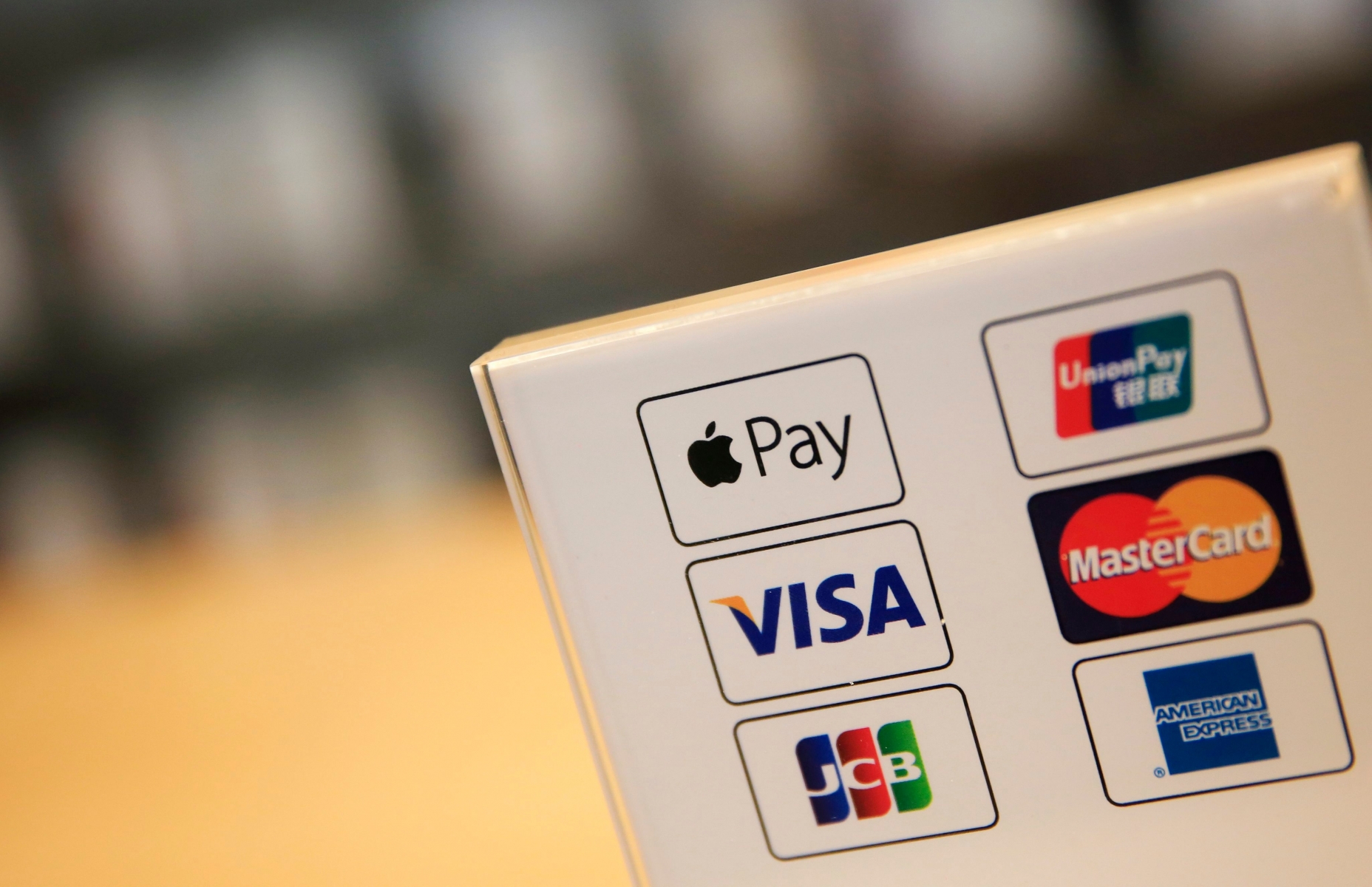 THEMENBILD ZUM START VON APPLE PAY IN DER SCHWEIZ --- An Apple Pay service logo is seen along with other major payment services logos at a cashier in an Apple store in Beijing, China, 18 February 2016. US electronics giant Apple Inc. launched its mobile payment service Apple Pay in China amid strong competition from local players like Wechat Payment and Alipay.  EPA/HOW HWEE YOUNG SCHWEIZ APPLE PAY