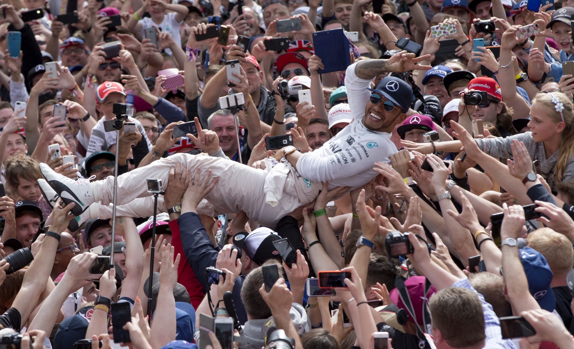 epa05418563 Winner British Formula One driver Lewis Hamilton of Mercedes AMG GP celebrates after the 2016 Formula One Grand Prix of Great Britain at Silverstone race track, Britain, 10 July 2016.  EPA/VALDRIN XHEMAJ BRITAIN FORMULA ONE GRAND PRIX