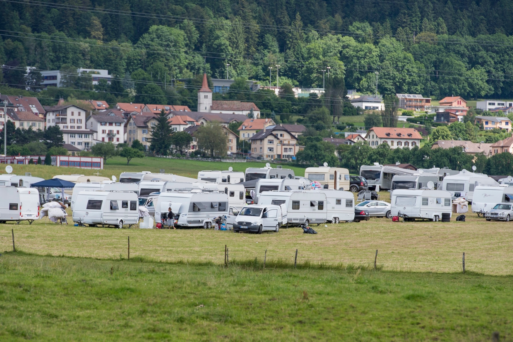 Les gens du voyage sont installes dans un champ entre Fontaines et Chezard-Saint-Martin. 



Fontaines, le 27.06.2016

Photo : Lucas Vuitel VAL-DE-RUZ