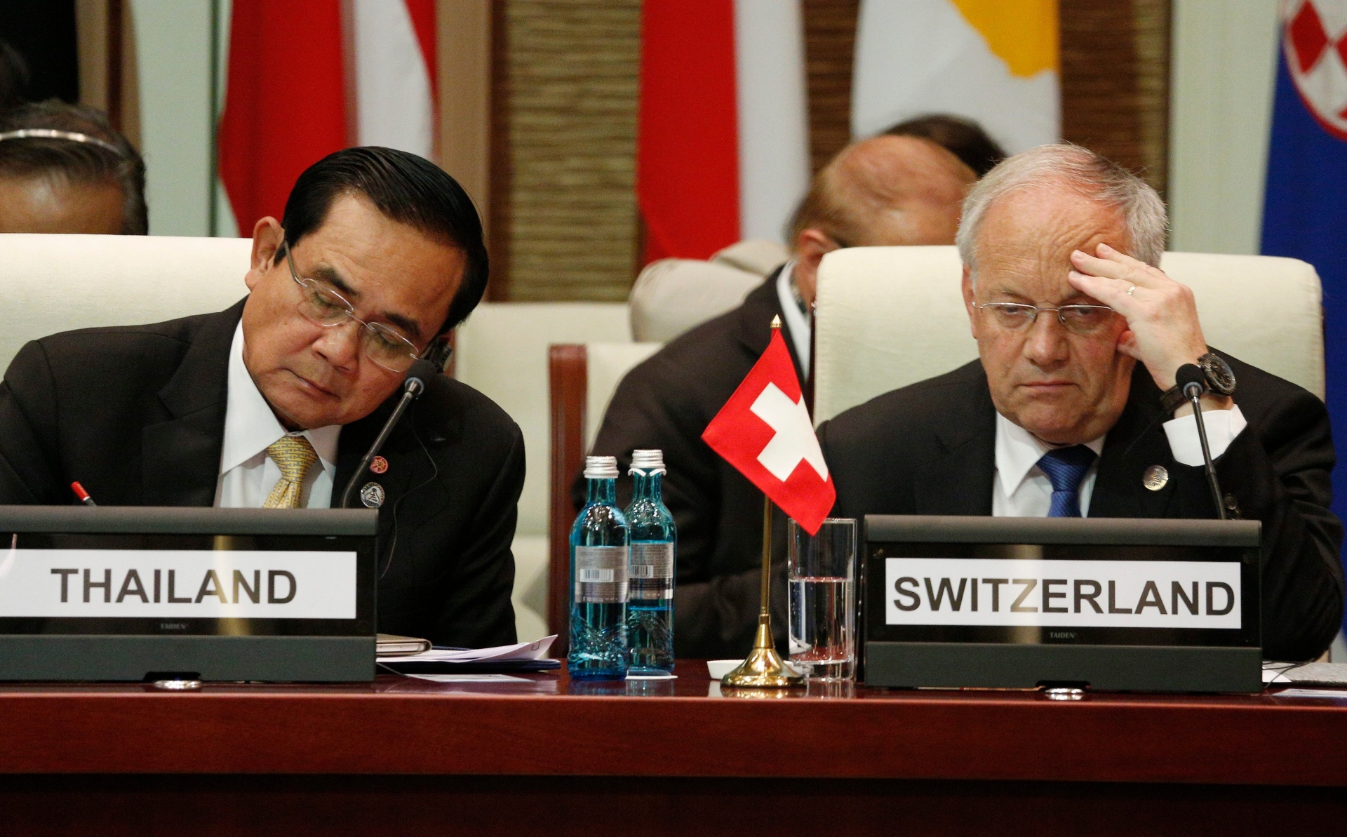 epa05425350 Swiss President Johann Schneider-Ammann (R) and Thai Prime Minister Prayut Chan-o-cha (L) attend the 11th Asia-Europe Meeting (ASEM) Summit of Heads of State and Government (ASEM11) in Ulan Bator, Mongolia, 15 July 2016. Mongolia hosts the 11th ASEM Summit of Heads of State and Government (ASEM11) in its capital city Ulan Bator from 15 to 16 July 2016.  EPA/DAVAANYAM DELGERJARGAL MONGOLIA ASEM SUMMIT