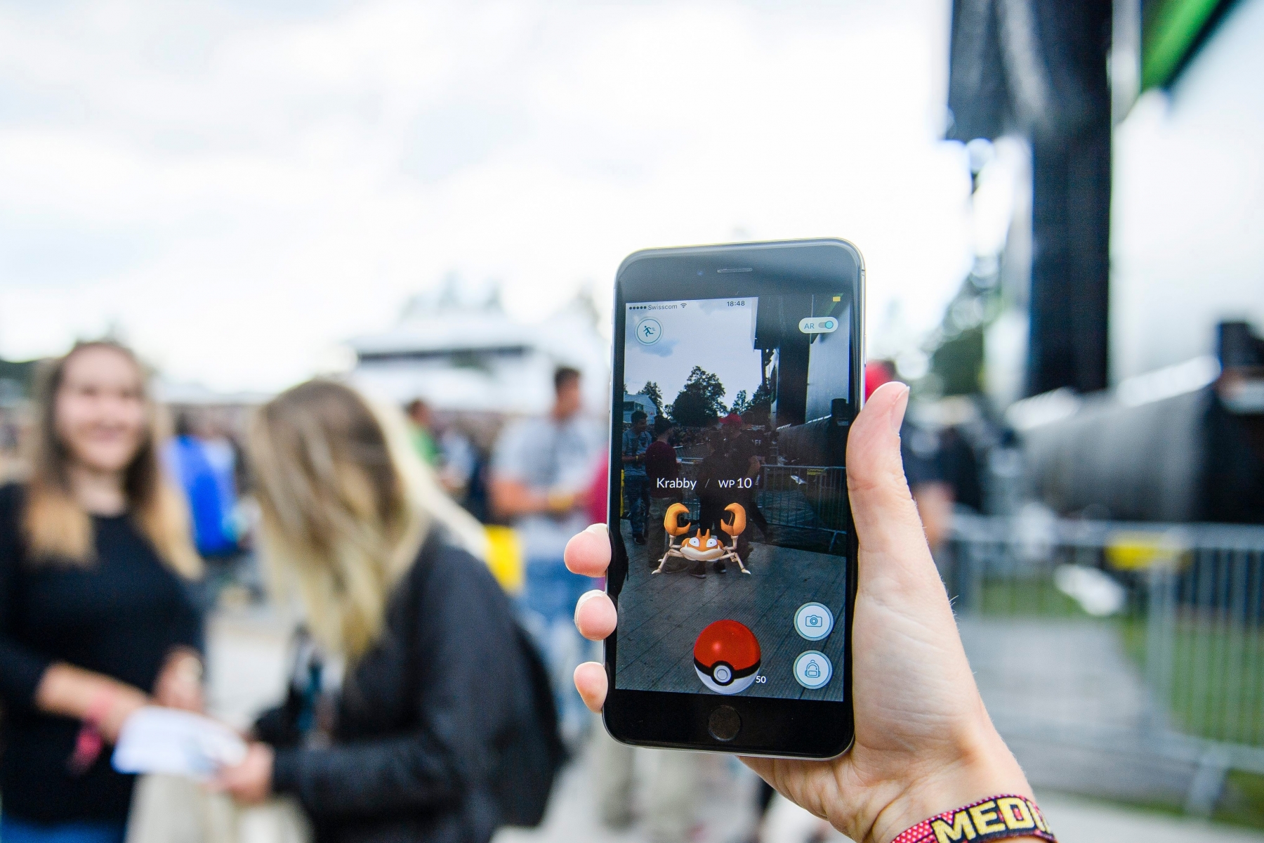 A woman plays Pokemon Go at the Gurten music open air festival in Bern, Switzerland, Friday, July 15, 2016. The Gurten Festival runs from 14 to 17 July. (KEYSTONE/Manuel Lopez) SCHWEIZ GURTEN FESTIVAL 2016