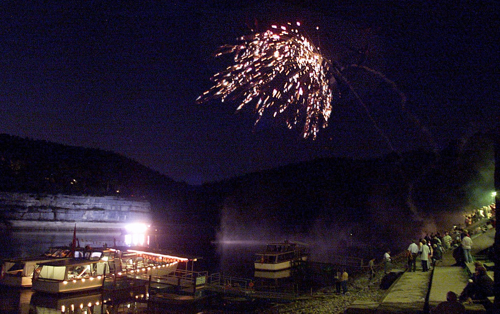 Fête du Premier aout, feux d'artifice sur le Doubs aux Brenets



31.07.2003



Photo Richard Leuenberger PREMIER AOUT