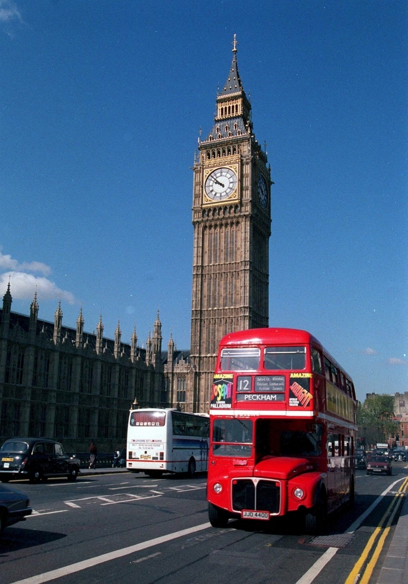 ARCHIVE - photo de 1993 presentant un bus anglais a deux etages passant devant Big Ben 





EPA/Tony Harris UK & IRELAND OUT  LONDRES