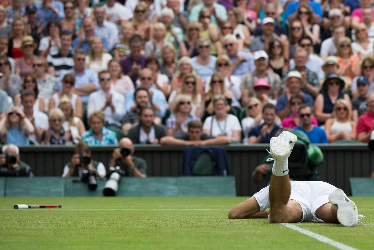 ARCHIV --- ZUM OLYMPIA-AUS UND VORZEITIGEN SAISON-AUS VON ROGER FEDERER STELLEN WIR IHNEN FOLGENDES BILD ZUR VERFUEGUNG --- Roger Federer of Switzerland lies on the court during his semifinal match against Milos Raonic of Canada, at the All England Lawn Tennis Championships in Wimbledon, London, Friday, July 8, 2016.  (KEYSTONE/Peter Klaunzer) *** NO SALES, NO ARCHIVES *** TENNIS FEDERER SAISON-AUS