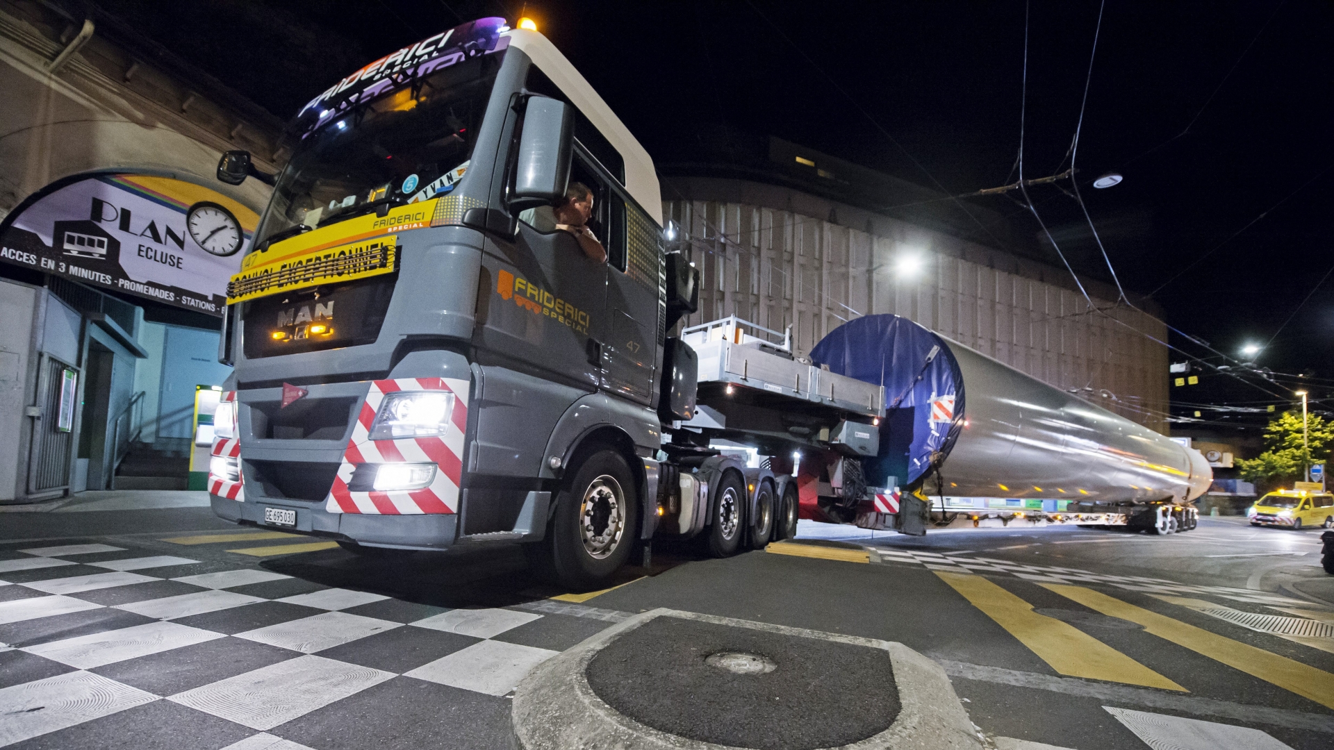 L'un des camions transportant une des parties du mât de l'éolienne au devant le parking du Seyon, mercredi vers 1h30 du matin.