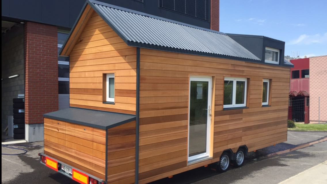 Avec son toit et ses fenêtres, la tiny house ressemble davantage à une roulotte équipée du confort moderne qu'à une simple caravane.