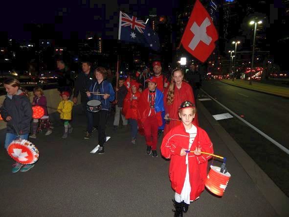 Défilé aux lampions dans les rues de Melbourne pour le 1er Août (2015).