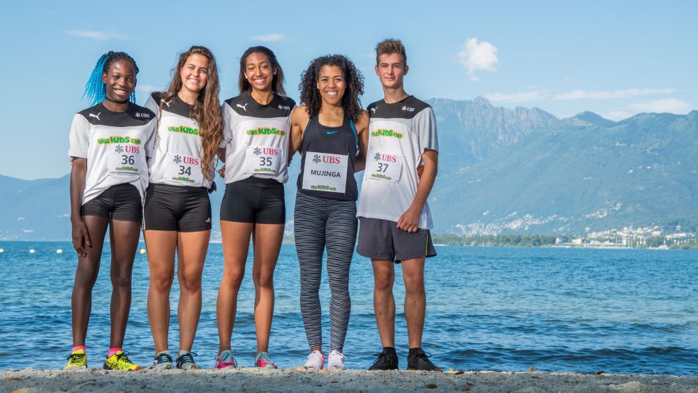 Mujinga Kambundji avec les talents de l’athlétisme du canton de Neuchâtel: Alizée Erard (dossard 34), Julia Huber (dossard 35), Oriane Knecht (dossard 36) et Enrico Tatone (dossard 37).