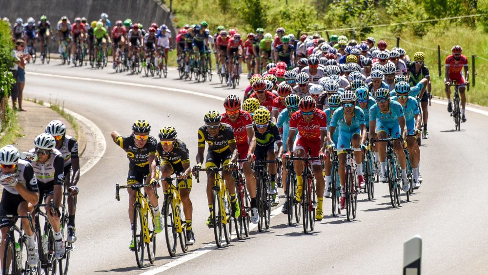 Le Tour de France a traversé le Val-de-Travers avant une descente-éclair sur le Littoral.