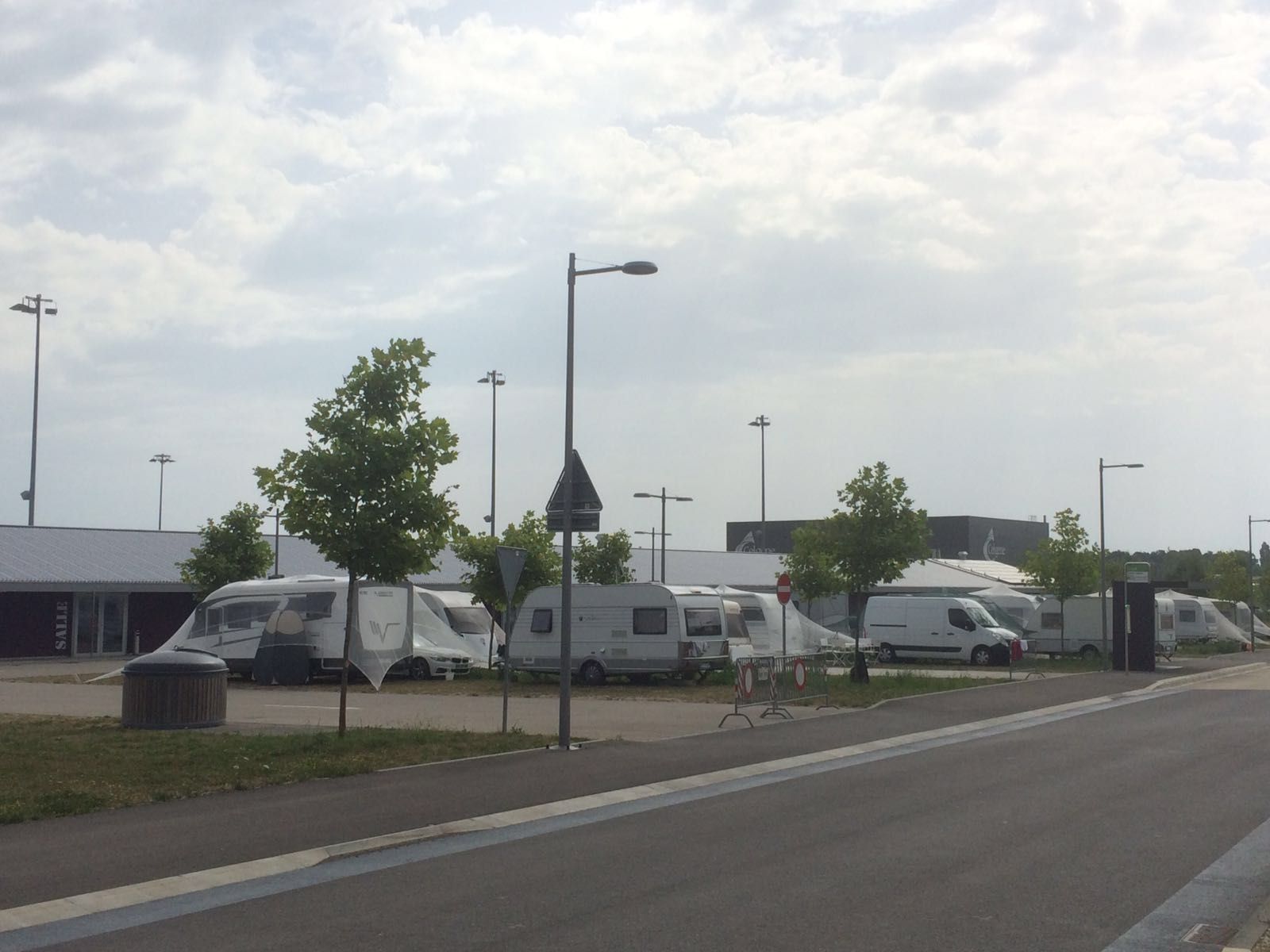 Ce jeudi matin, la quinzaine de caravanes des gens du voyage étaient stationnées sur le parking du centre sportif des Buchilles à Boudry.