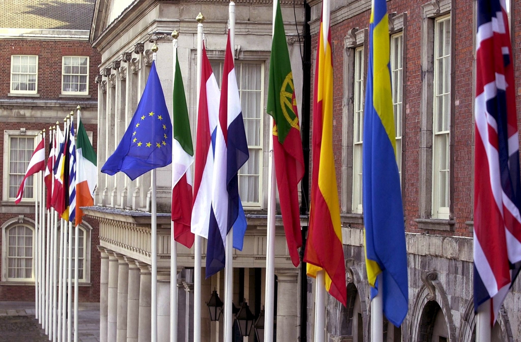 Les drapeaux des membres de l'Union européenne flottent devant le château de Dublin en Irlande. 



KEYSTONE/EPA/PA/Haydn West)