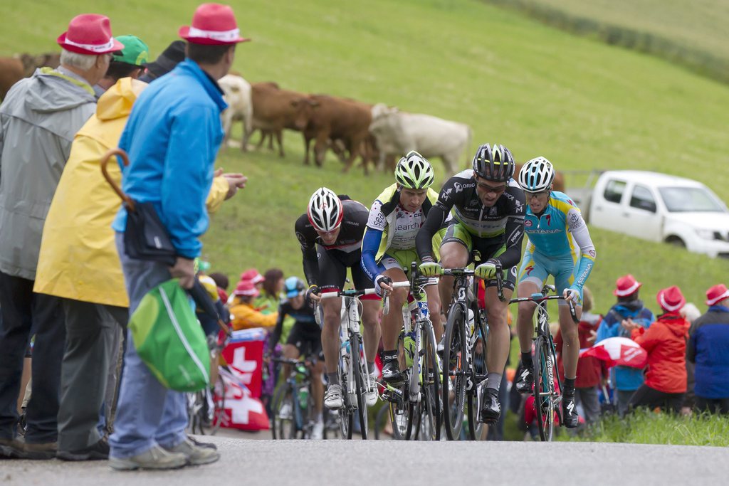 Le Suisse Michael Albasini (ici en tête) a remporté en solitaire la 8e étape du Tour de Suisse à Arosa. Le Portugais Rui Costa (Movistar) a défendu victorieusement son maillot jaune.