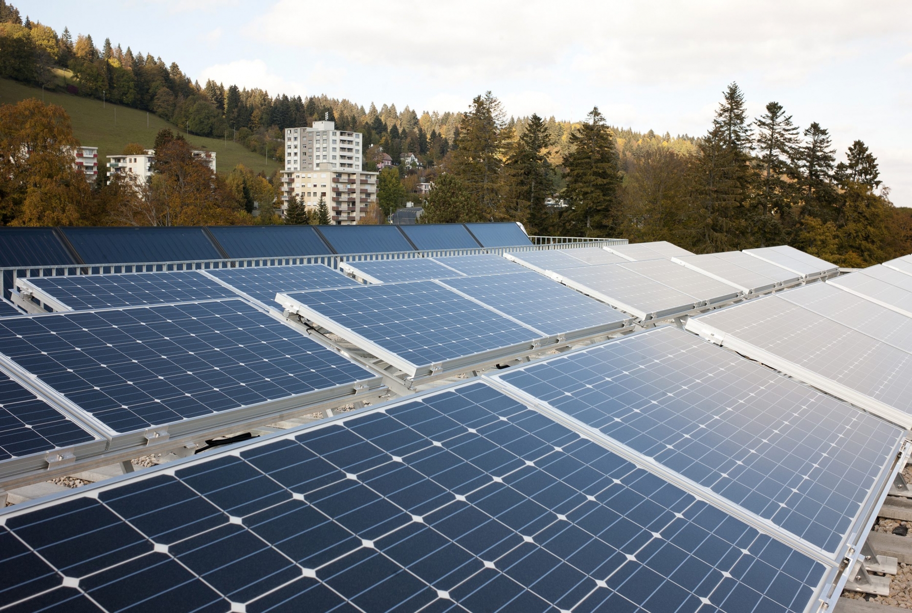 Panneaux solaires photovoltaïques sur le toit du  lycée Blaise-Cendrars en 2011.