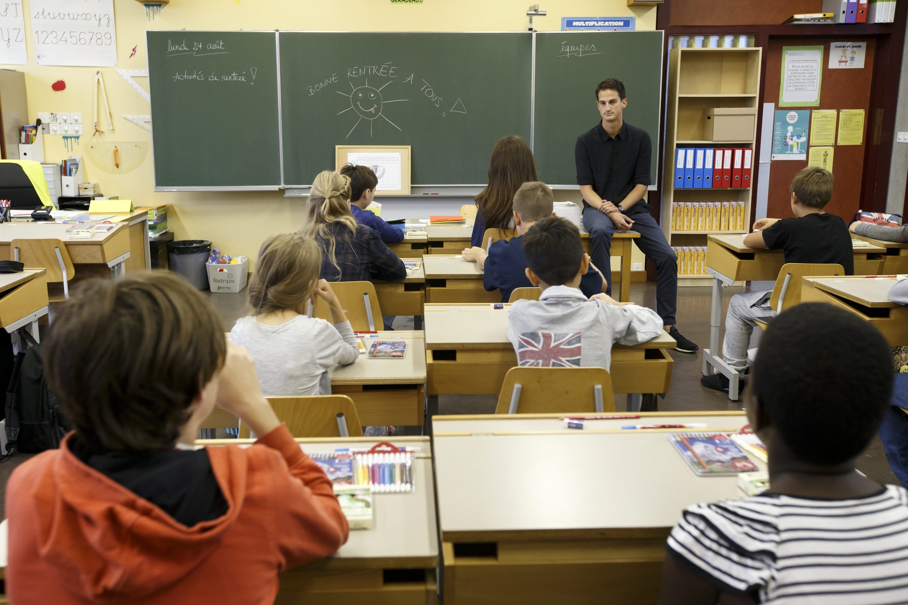 Le maitre d'ecole Maxime s'adresse a ses eleves de 8e primaire dans sa classe, lors de la rentree scolaire de l'ecole des Champs-Frechets, ce lundi 24 aout 2015 a Meyrin. (KEYSTONE/Salvatore Di Nolfi)