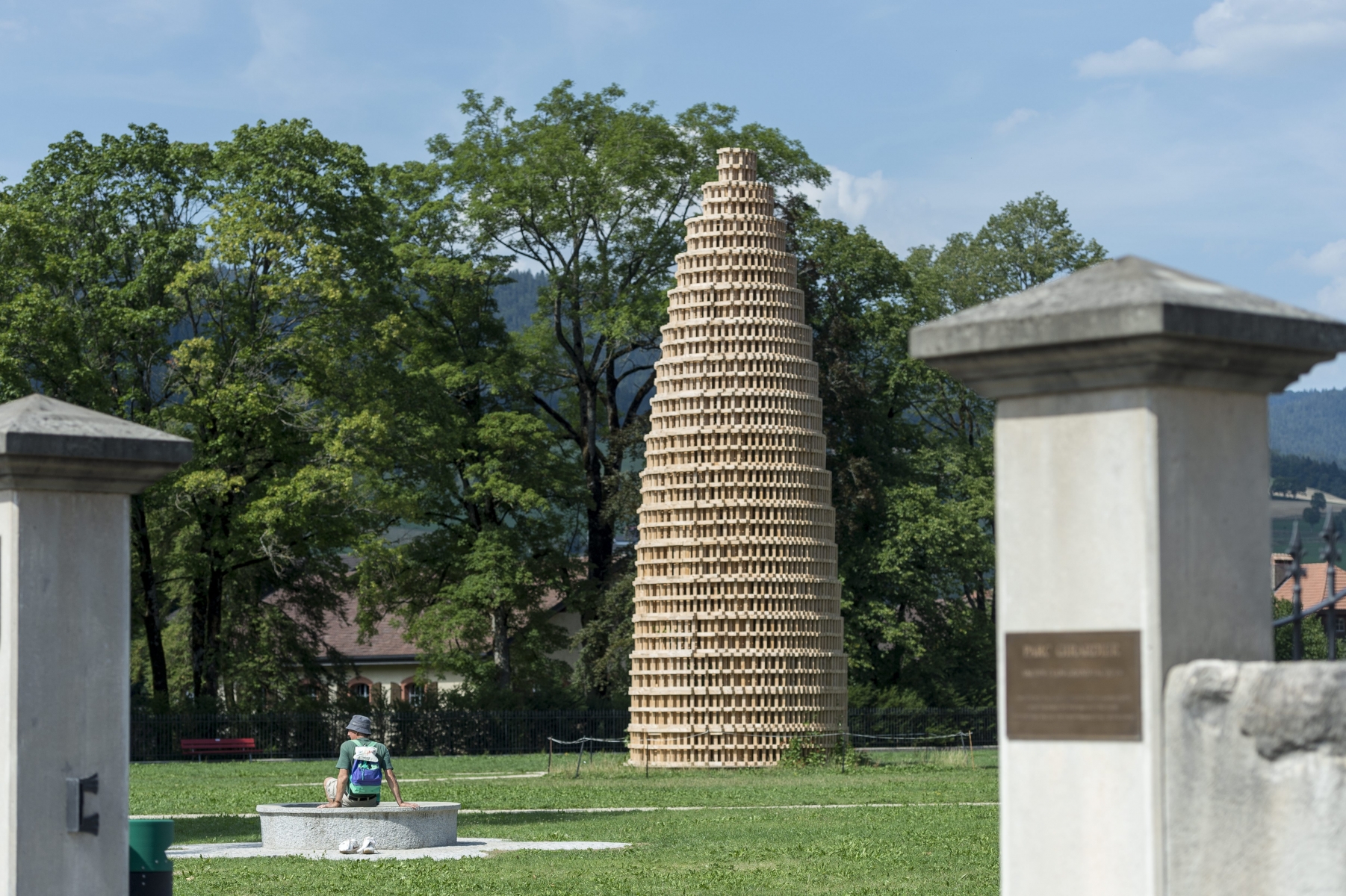 Le parc Girardier, à Môtiers, où se dresse toujours la tour érigée pour l'exposition Arts en plein air de l'année dernière.