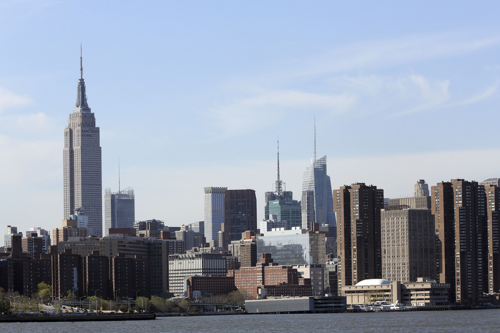 A gauche, l'Empire State Building, emblématique immeuble de New York.