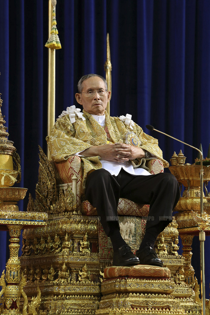 Le roi Bhumibol Adulyadej a offert une grâce à de nombreux prisonniers à l'occasion des 70 ans de son arrivée sur le trône.