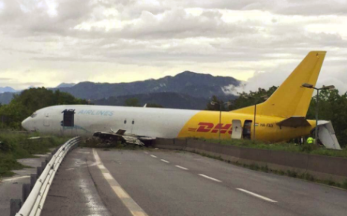 Personne n'a été blessé lors de cette sortie de piste spectaculaire.