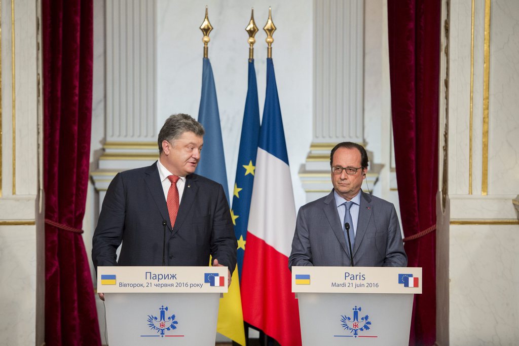 le président ukrainien Petro Porochenko, ici en compagnie de son homologue François Hollande, affirme qu'une invasion russe n'est pas à exclure.