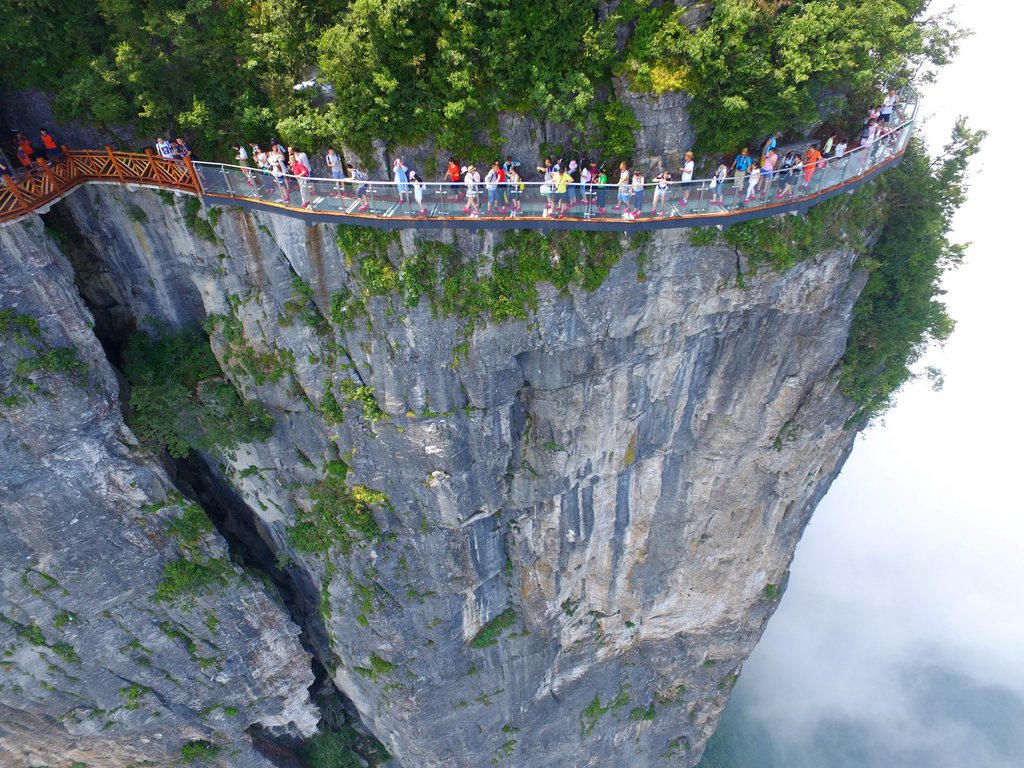 Long de 430 m et perché à 300 m au-dessus du sol, l'ouvrage est construit entre deux sommets de ce parc naturel de la province du Hunan. 