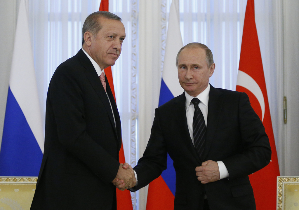 Le président russe Vladimir Poutine (à droite) a affiché son soutien à son homologue turc Recep Tayyip Erdogan (à gauche).