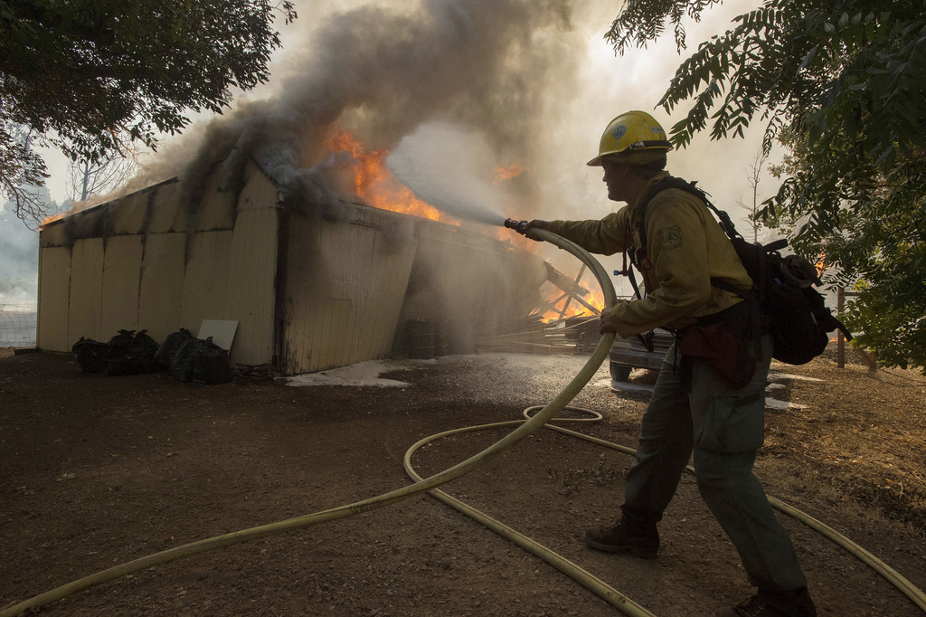 Dimanche soir, plus de 1000 pompiers étaient mobilisés pour combattre le "Clayton Fire" qui a déjà brûlé 1200 hectares, à quelque 160 kilomètres au nord de San Francisco.
