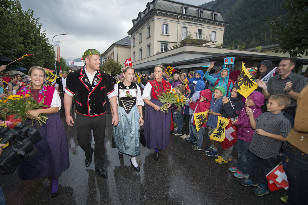 Malgré la pluie, "Mätthel Glarner" a reçu un accueil festif et coloré des habitants de son village.