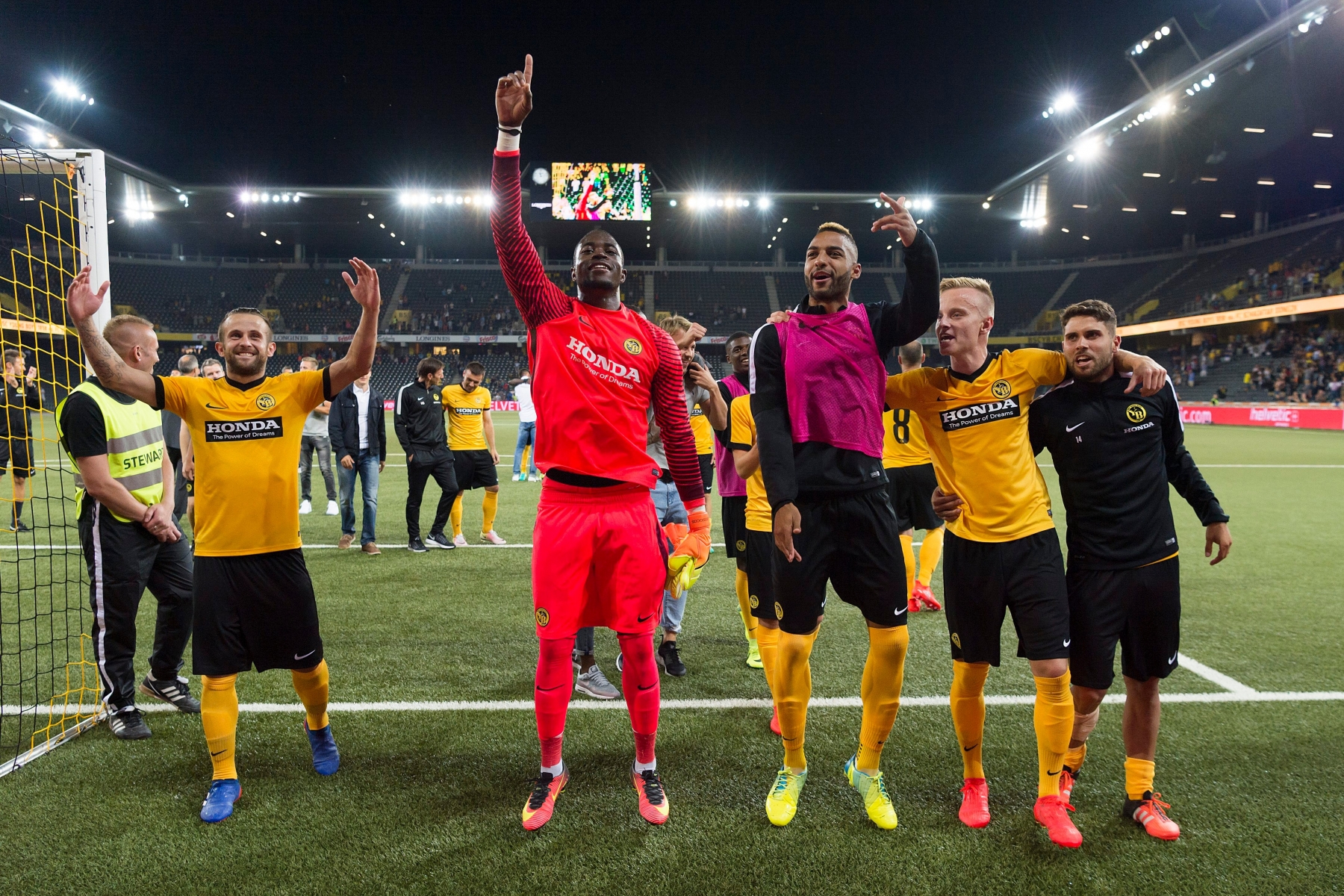 Young Boys' players cheers after winning the penalty shoot-out of the UEFA Champions League third qualifying round second leg match between SwitzerlandÕs BSC Young Boys and UkraineÕs FC Shakhtar Donetsk at the Stade de Suisse stadium in Bern, Switzerland, on Wednesday, August 3, 2016. (KEYSTONE/Georgios Kefalas) SWITZERLAND SOCCER UEFA CHAMPIONS LEAGUE YOUNG BOYS SHAKHTAR