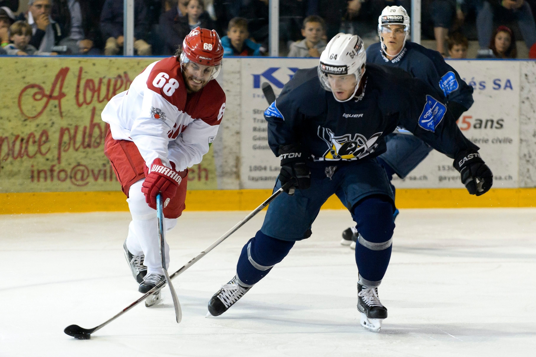 Le joueur lausannois Sven Ryser, gauche, lutte pour le puck avec le joueur de la Chaux-de-Fonds Daniel Eigenmann, droite, lors d'un match amical entre Lausanne Hockey Club (LHC) et HC La Chaux-de-Fonds (HCC), ce samedi 6 aout 2016, a la patinoire de Villars-sur-Ollon. (KEYSTONE/Anthony Anex) SCHWEIZ EISHOCKEY LAUSANNE LA CHAUX-DE-FONDS