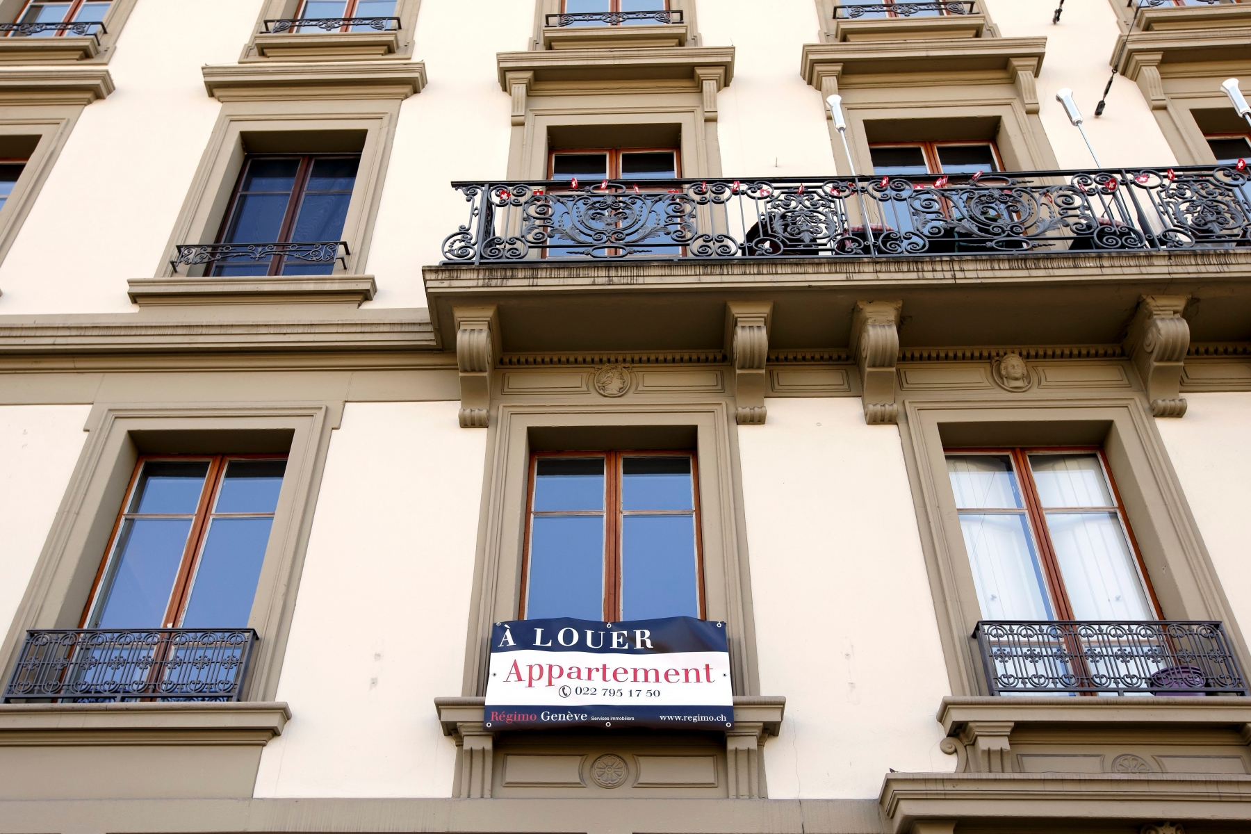 Un panneau "A Louer Appartement" est fixe sur la rambarde d'un balcon de l'immeuble qui abritait l'ancien squat Rhino, situe au boulevard des Philosophes, ce lundi 28 septembre 2015 a Geneve. (KEYSTONE/Salvatore Di Nolfi) SUISSE LOUER LOGEMENT APPARTEMENT