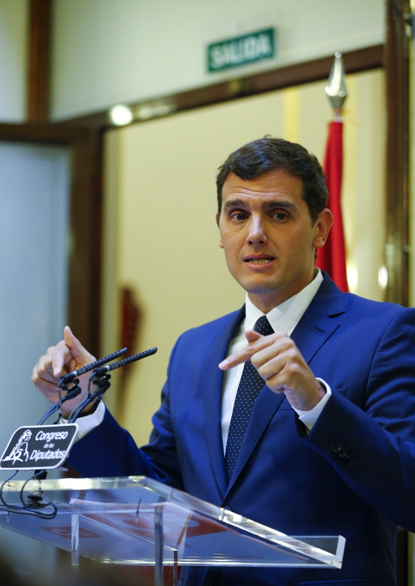 epa05467852 Spanish Ciudadanos (Citizens) party's leader Albert Rivera addresses to the media during a press conference held after his meeting with acting Spanish Prime Minister Mariano Rajoy (unseen) at the Lower Chamber of Spanish Parliament in Madrid, Spain, 09 August 2016. Rajoy's party, People's Party, won the 26 June's general election but it did not obtanied the enough majority to governm on its own.  EPA/JP GANDUL SPAIN POLITCS