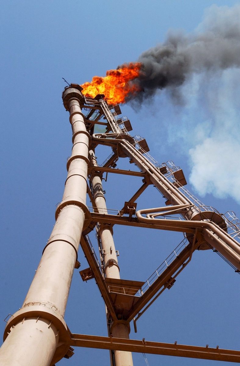 epa01212747 An undated file picture shows a fire tower at an Iraqi refinery. The oil price has passed 100 dollars a barrel on world markets for the first time ever on 02 January 2008, raising fears of new petrol price hikes. The price of U.S. crude has gained over four dollars to breach the 100-dollar level, while Brent crude which is bought by South Africa has risen by 3 dollars-60 to 97 dollars 48.  EPA/ALI HAIDER FILE IRAQ OIL PRICE