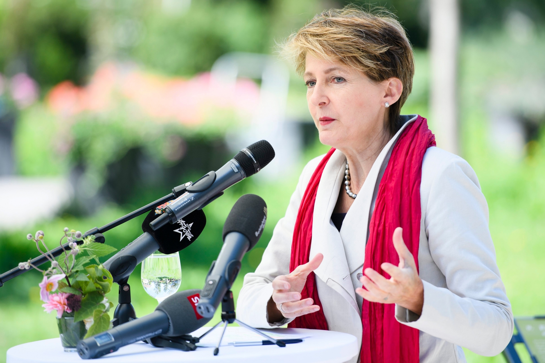 Bundersraetin Simonetta Sommaruga spricht am Sommeranlass des Eidgenoessischen Justiz- und Polizeidepartements (EJPD) am Donnerstag, 11. August 2016, auf dem Gelaende der Orangerie Elfenau in Bern. (KEYSTONE/Manuel Lopez) SCHWEIZ SOMMERANLASS EJPD