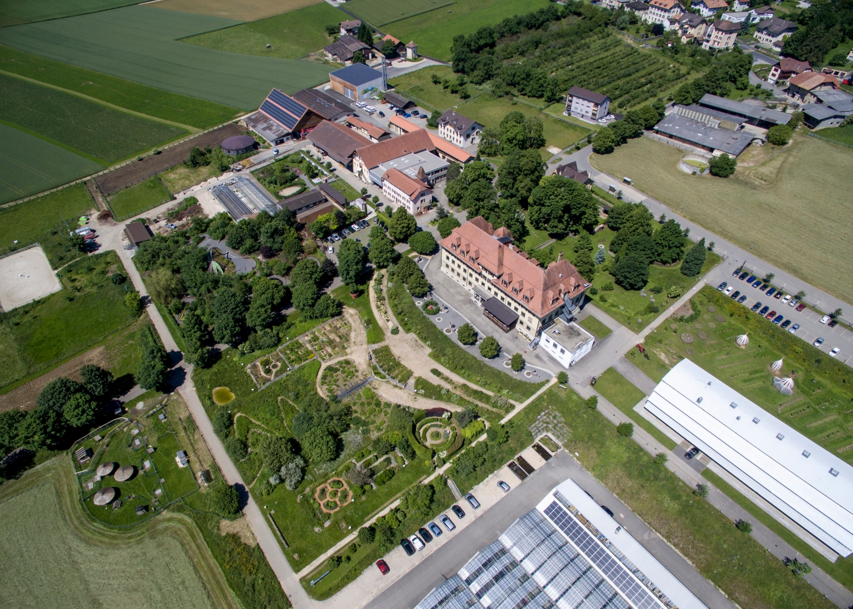 L'association Pro Evologia presente sa nouvelle saison estivale avec une nouvelle attraction un labyrinthe



Cernier, le 23.06.2016

Photo : Lucas Vuitel CERNIER