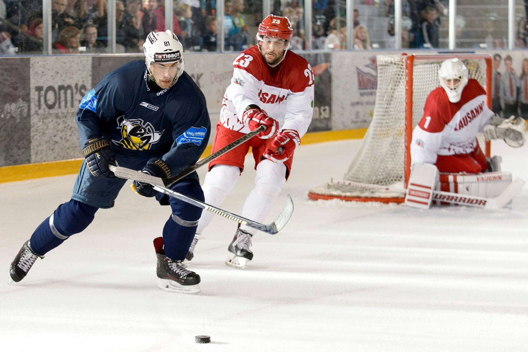 Le joueur de la Chaux-de-Fonds Jerome Bonnet, gauche, lutte pour le puck avec le joueur lausannois Alain Mieville, centre, lors d'un match amical entre Lausanne Hockey Club (LHC) et HC La Chaux-de-Fonds (HCC), ce samedi 6 aout 2016, a la patinoire de Villars-sur-Ollon. (KEYSTONE/Anthony Anex) SCHWEIZ EISHOCKEY LAUSANNE LA CHAUX-DE-FONDS