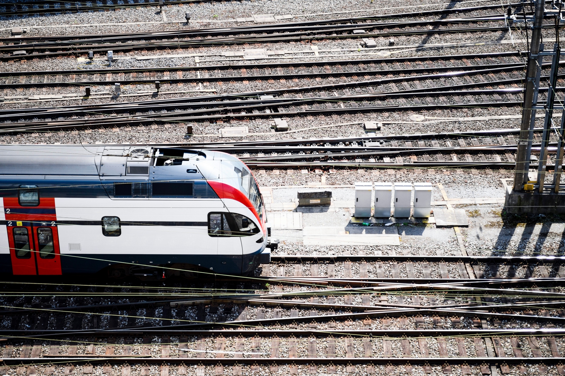 Ein Zug bei der Einfahrt in den Bahnhof Bern, fotografiert waehrend einer Medienkonferenz zur Thematik Fahrplangestaltung am Montag, 15. August 2016 in Bern. (KEYSTONE/Manuel Lopez) SCHWEIZ SBB FAHRPLAN MEDIENKONFERENZ
