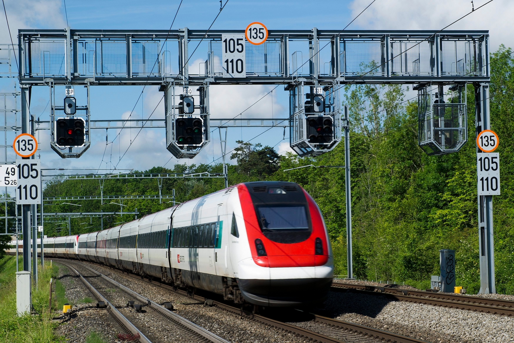 Un train des CFF passe sur des rails a trois voix ce mardi 5 juin 2012 a la gare de Mies dans le canton de Vaud. Des 2016, les pendulaires entre Coppet et la gare de Geneve-Cornavin beneficieront de cadence au quart d'heure. Les cantons de Vaud et Geneve mettent a l'enquete publique, la construction des points de croisement ferroviaires de Mies et de Chambesy. (KEYSTONE/Jean-Christophe Bott) SCHWEIZ GENF WAADT SBB AUSBAU