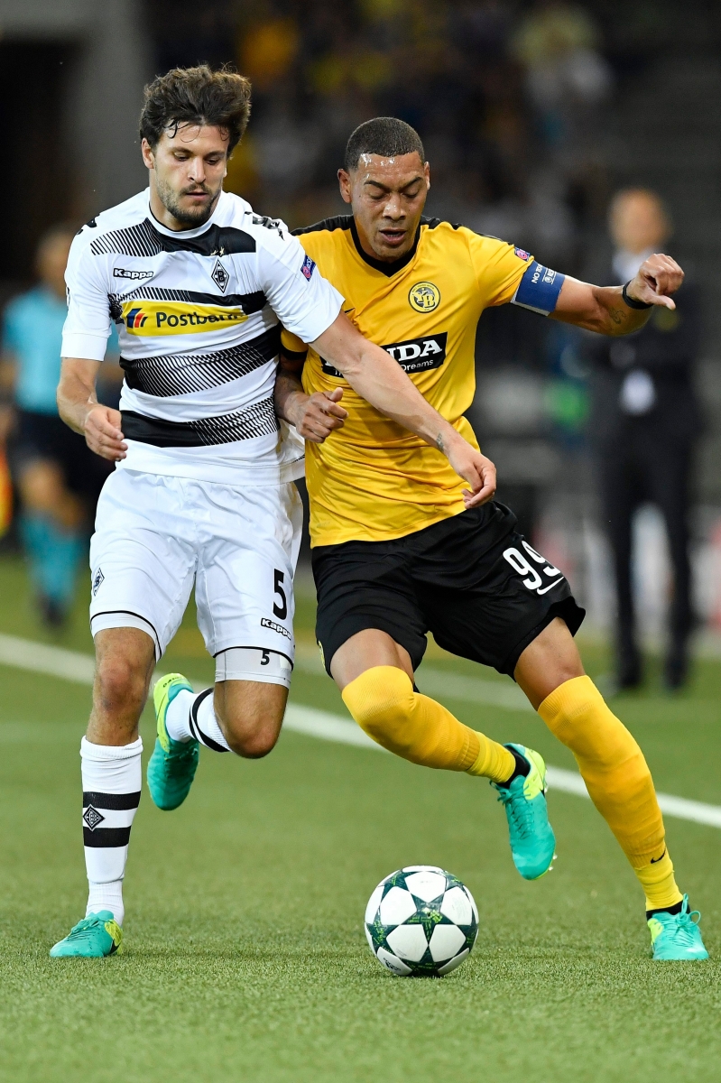 Young Boys' Guillaume Hoarau, right, fights for the ball against Moenchengladbach's Tobias Strobl, during an UEFA Champions League playoff first leg match between Switzerland's BSC Young Boys and Germany's Borussia Moenchengladbach at the Stade de Suisse stadium in Bern, Switzerland, on Tuesday, August 16, 2016. (KEYSTONE/Peter Schneider) FUSSBALL CL PLAYOFF 2016/17 YB MOENCHENGLADBACH