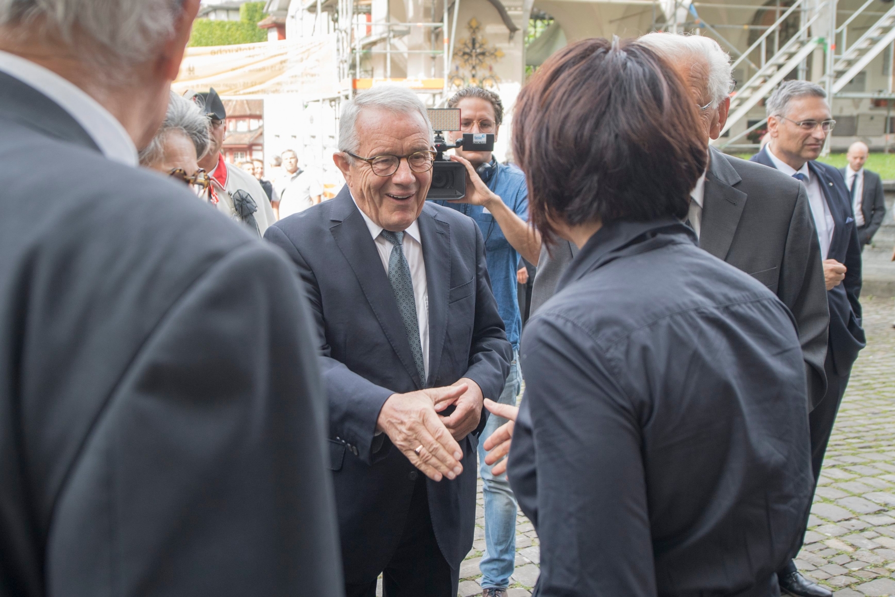 Bundesraetin Doris Leuthard, rechts, begruesst Alt-Bundesrat Arnold Koller, Mitte, vor der Gedenkmesse fuer Alt-Bundesrat Alphons Egli in der Hofkirche in Luzern, am Donnerstag, 18. August 2016. An einer oeffentlichen Trauerfeier in der Stadtluzerner Hofkirche nehmen am Donnerstagmorgen Angehoerige, Politiker und Bekannte Abschied von alt Bundesrat Alphons Egli. Der am 5. August 2016 mit 91 Jahren verstorbene Christdemokrat war am Mittwoch beigesetzt worden. (KEYSTONE/Urs Flueeler) SCHWEIZ TRAUERFEIER ALPHONS EGLI