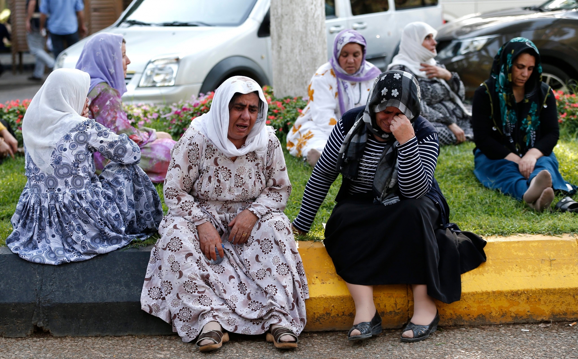 epa05504397 Relatives of victims killed in a bomb attack on a pre wedding party on 20 August evening mourn in front of the forensic medicine institute in Gaziantep, in the southeast of Turkey, 21 August 2016. At least 30 people were killed in a suicide attack late 20 August during a henna night (a ceremony at the day before wedding) at a street in the Sahinbey district of Gaziantep city, local media reported.  EPA/SEDAT SUNA TURKEY BOMB ATTACK