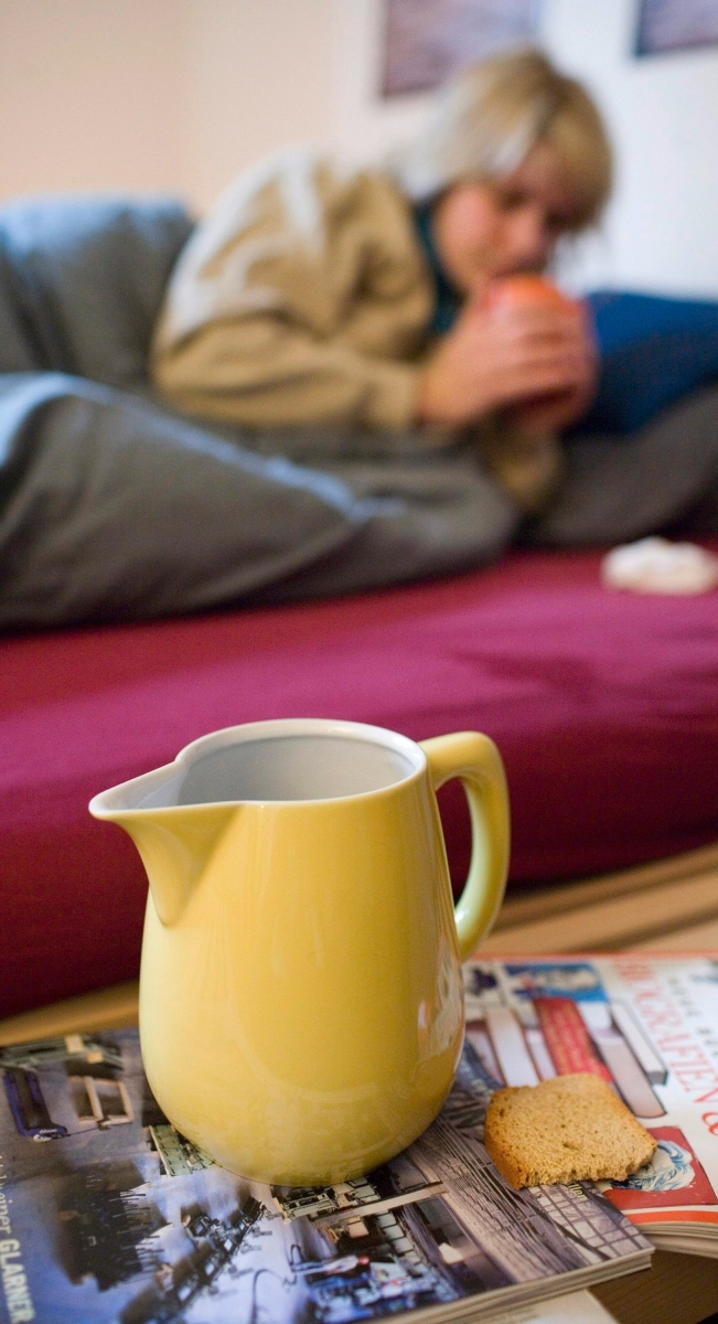 THEMENBILD GRIPPE --- [gestellte Aufnahme] Ein Frau, die wegen einer Grippeerkrankung das Bett huetet, trinkt eine Tasse Tee, aufgenommen am 27. Oktober 2007 in Zuerich. (KEYSTONE/Martin Ruetschi) === NO SALES NO ARCHIVES === SCHWEIZ GRIPPE