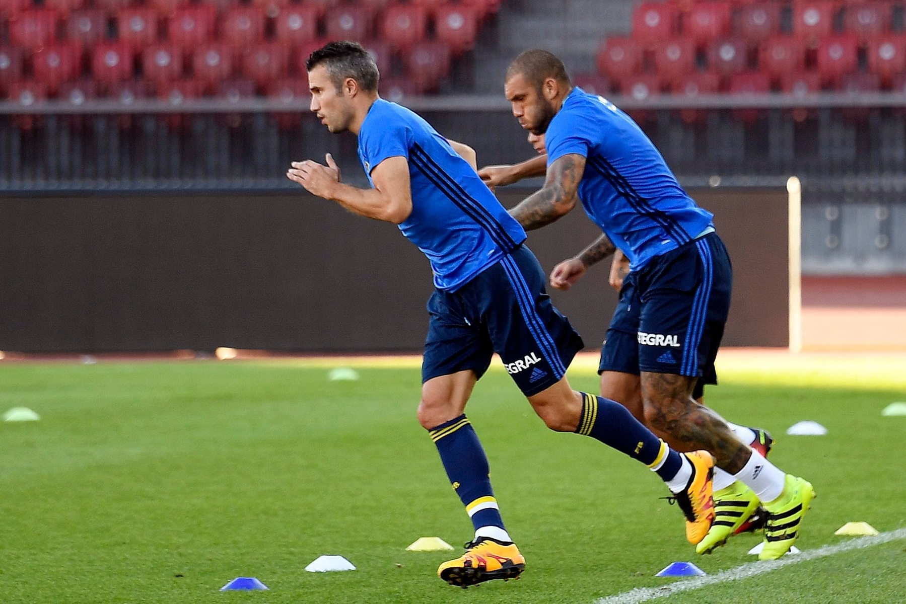 Fenerbahce Istanbul players Robin van Persie, left, and Fernando, right, during a training session in Zurich, Switzerland. Wednesday, August 24, 2016. Switzerland`s Grasshopper Club Zurich will play against Turkey`s Fenerbahce Istanbul in an UEFA Europa League qualification game in Zurich, Switzerland. Thursday, August 25, 2016. (KEYSTONE/Walter Bieri) SWITZERLAND SOCCER FENERBAHCE ISTANBUL